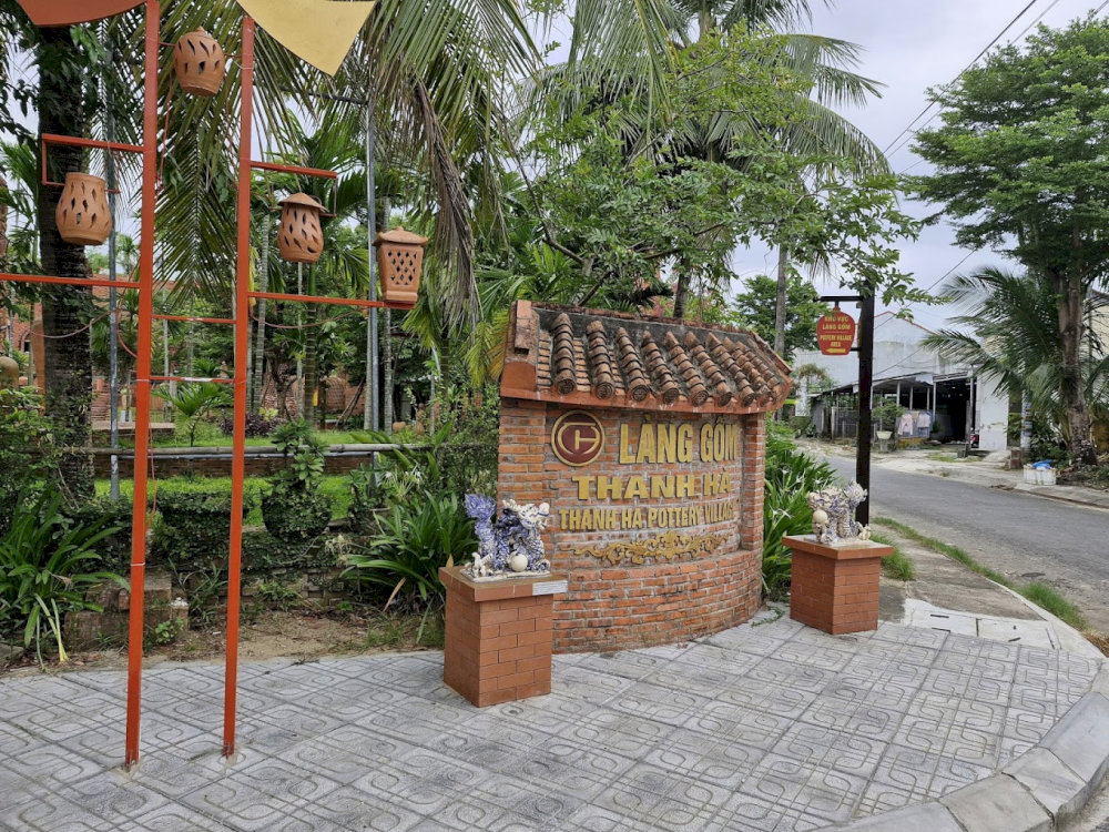 Located near Hoi An Ancient Town, Thanh Ha Terracotta Park is easily accessible by motorbike, bicycle or taxi 